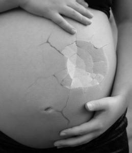 schwangere mit Bauch als gebrochener Schale, Abtreibung Debatte in USA