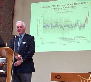 Sir John Houghton spricht im Februar 2005 in High Wycombe, westlich von London, über den Klimawandel.