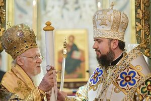 Der Ökumenische Patriarch Bartholomäus übergibt das Dekret, das die Orthodoxe Kirche der Ukraine anerkennt, am 6. Januar 2019 an deren Oberhaupt, den Kiewer Metropoliten Epiphanius.
