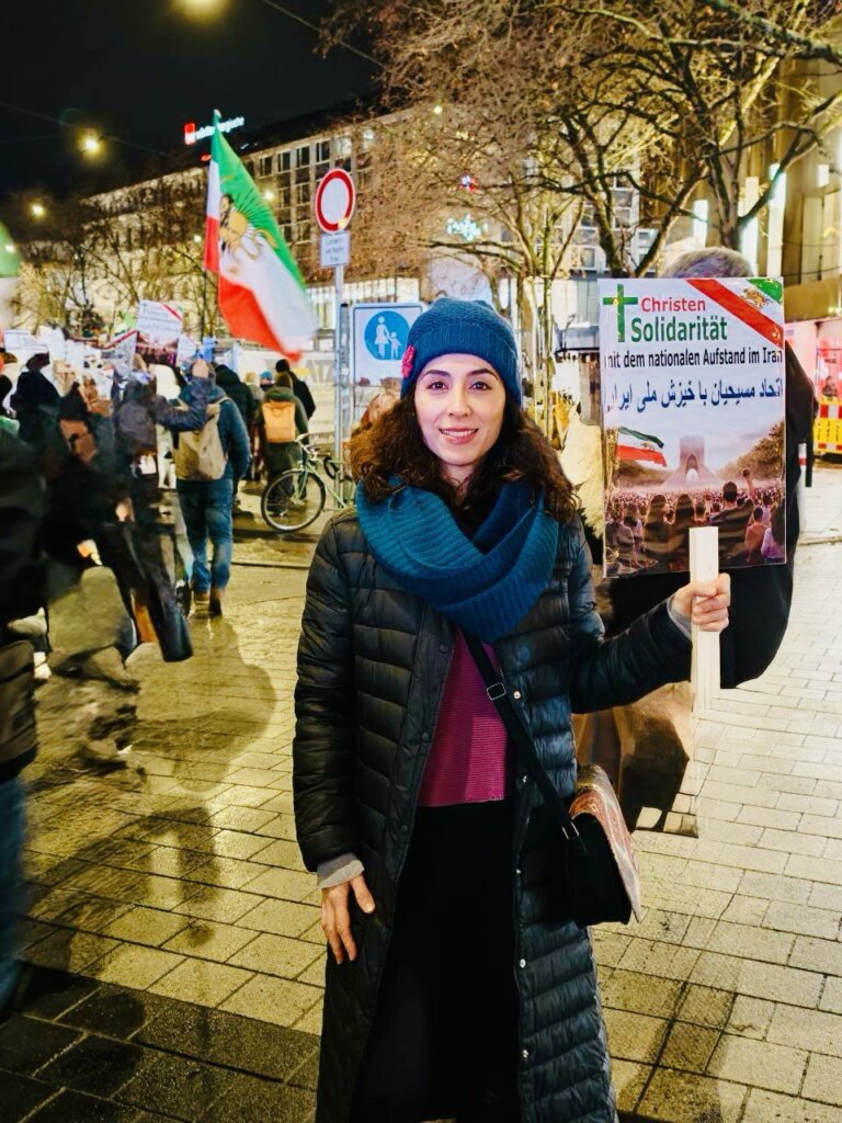 Azadeh Taghipour auf einer Solidaritätsveranstaltung für die iranische Opposition in Hannover 2022. - ZweiKöpfe-Beiträge zu Religion und Zeitgeschehen, Norbert Abt, Eva Heuser