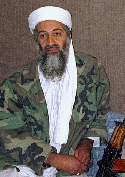 Osama Bin Laden während eines Interviews mit dem pakistanischen Journalisten Hamid Mir am 8. November 2001 in Kabul (Afghanistan). Foto (Ausschnitt): Hamid Mir via Wikimedia Commons,