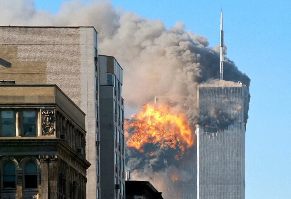 Der United Airlines-Flug Nr. 175 kracht am 11. September 2001 in den Südturm des World Trade Centers. Foto: Matt Wade via Wikimedia Commons