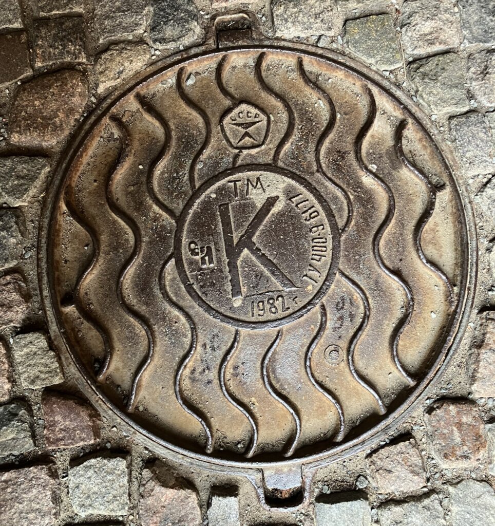 Überbleibsel aus Sowjetzeiten: Schachtdeckel im Kreuzgang des Rigaer Doms mit dem Emblem der UdSSR (das kyrillische "CCCP" steht für "Sajus Sowjetskich Sozialistitscheskich Respublik").